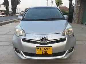 Toyota Ractis 1.5 FWD 2012 Silver