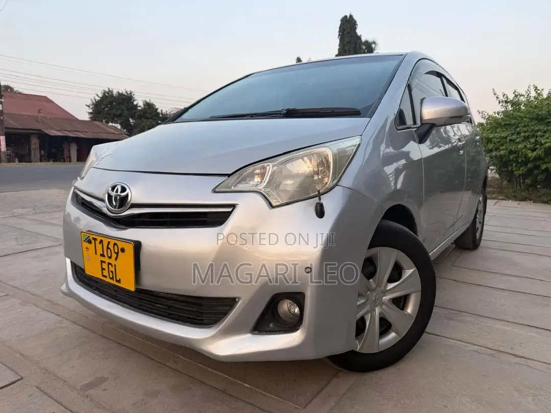 Toyota Ractis 1.5 FWD 2012 Silver