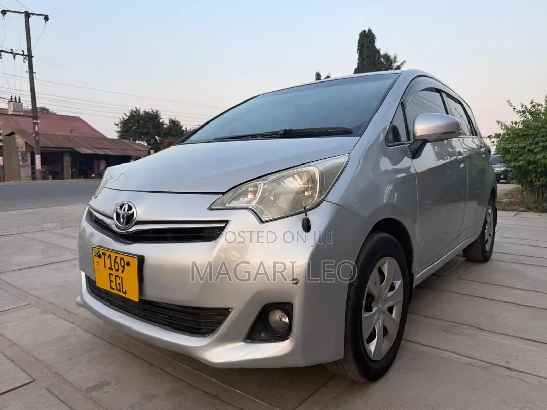 Toyota Ractis 1.5 FWD 2012 Silver