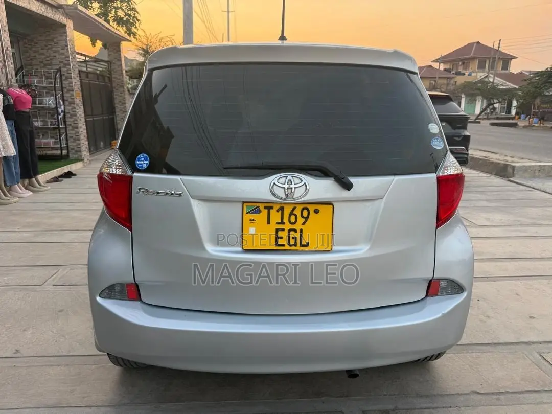 Toyota Ractis 1.5 FWD 2012 Silver