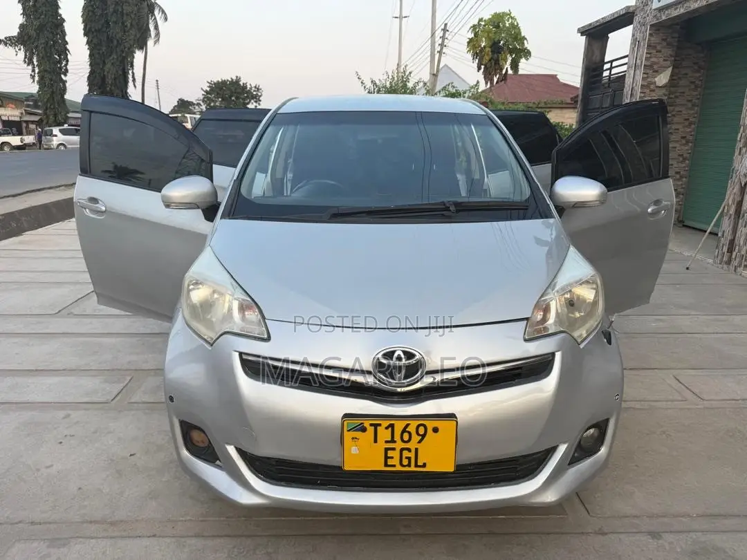 Toyota Ractis 1.5 FWD 2012 Silver