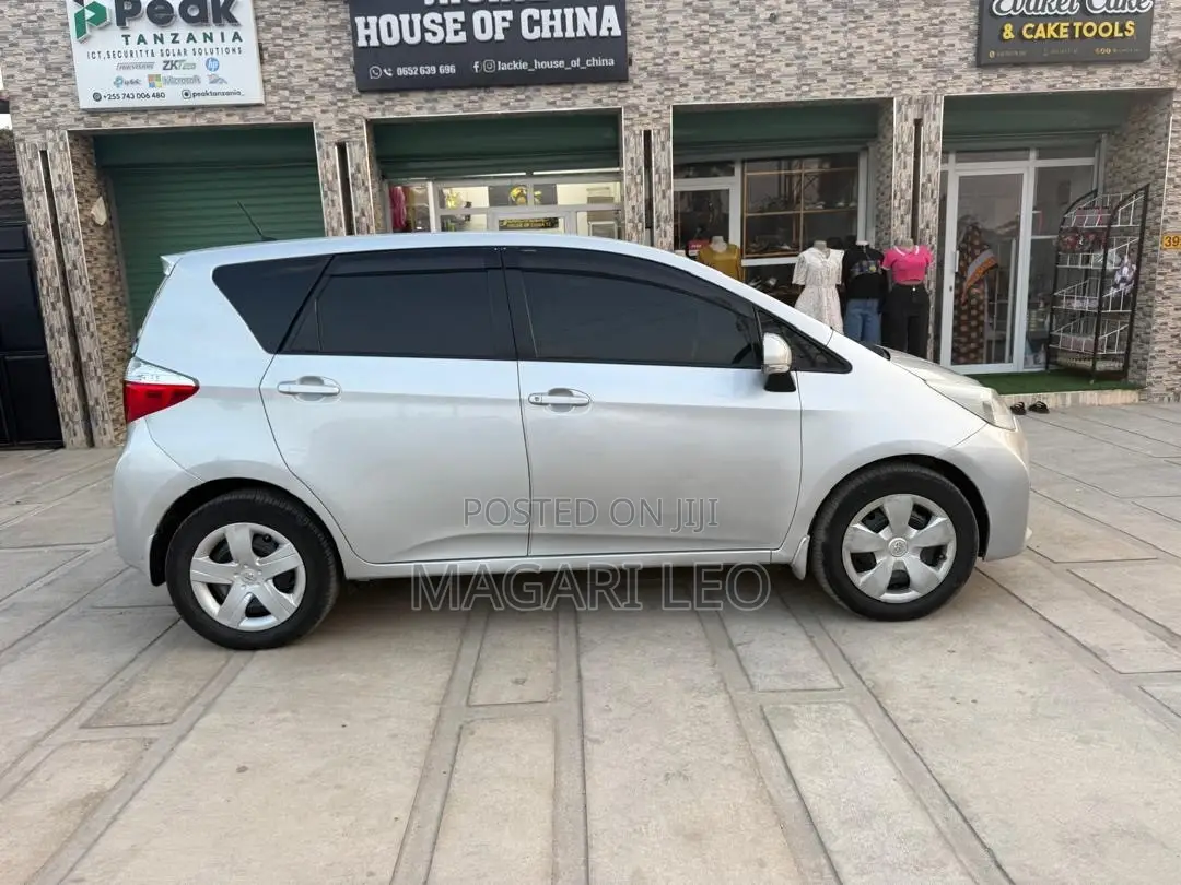 Toyota Ractis 1.5 FWD 2012 Silver