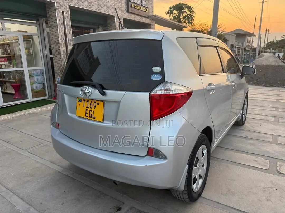 Toyota Ractis 1.5 FWD 2012 Silver