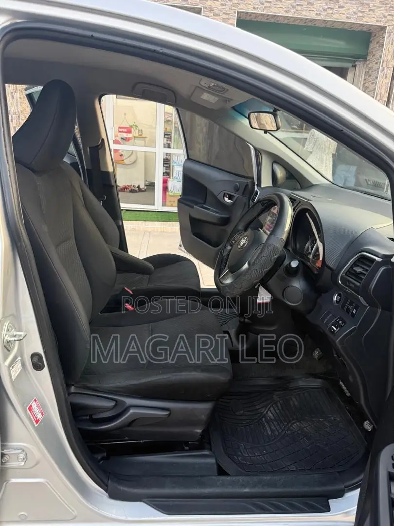 Toyota Ractis 1.5 FWD 2012 Silver