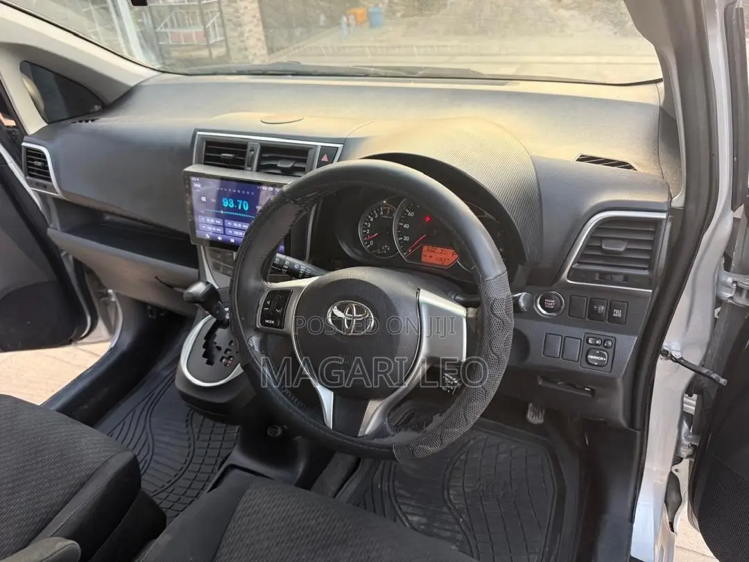 Toyota Ractis 1.5 FWD 2012 Silver