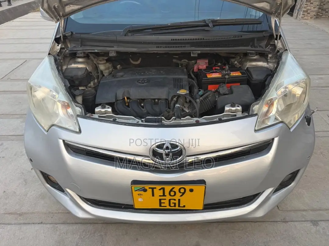Toyota Ractis 1.5 FWD 2012 Silver