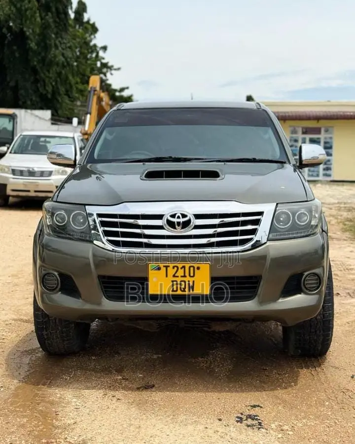Toyota Hilux 2014 Gray