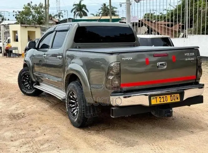 Toyota Hilux 2014 Gray