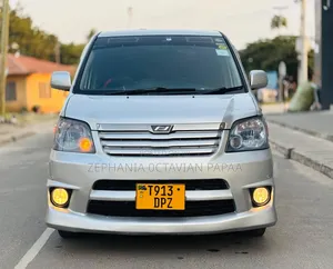 Toyota Noah 2004 Silver