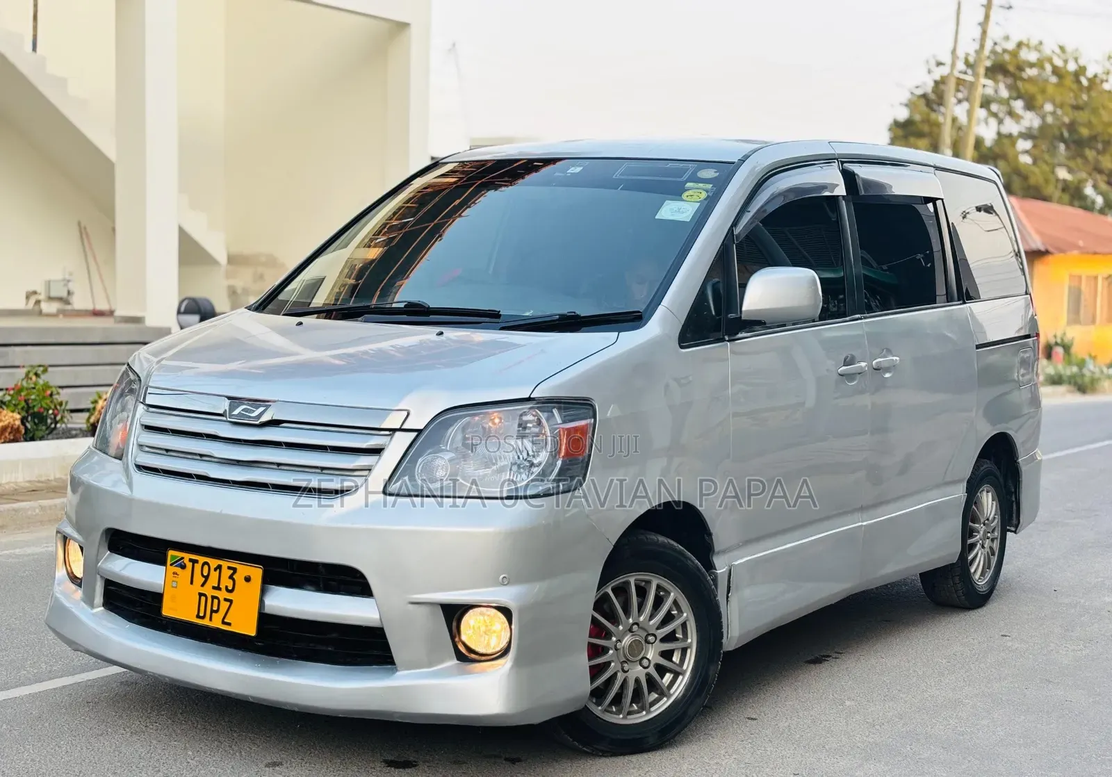 Toyota Noah 2004 Silver