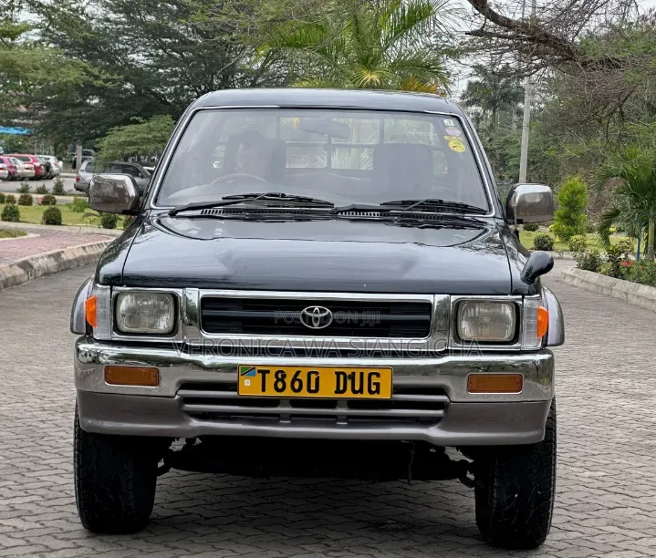 Toyota Hilux 1990 Black