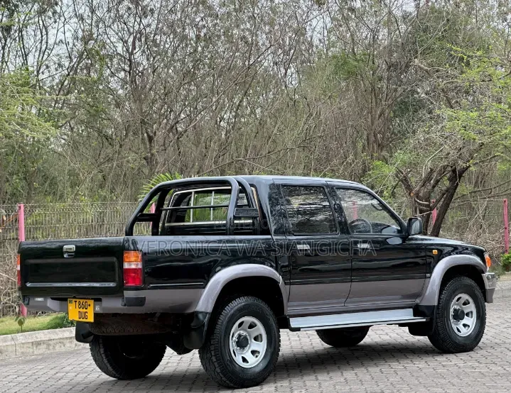 Toyota Hilux 1990 Black