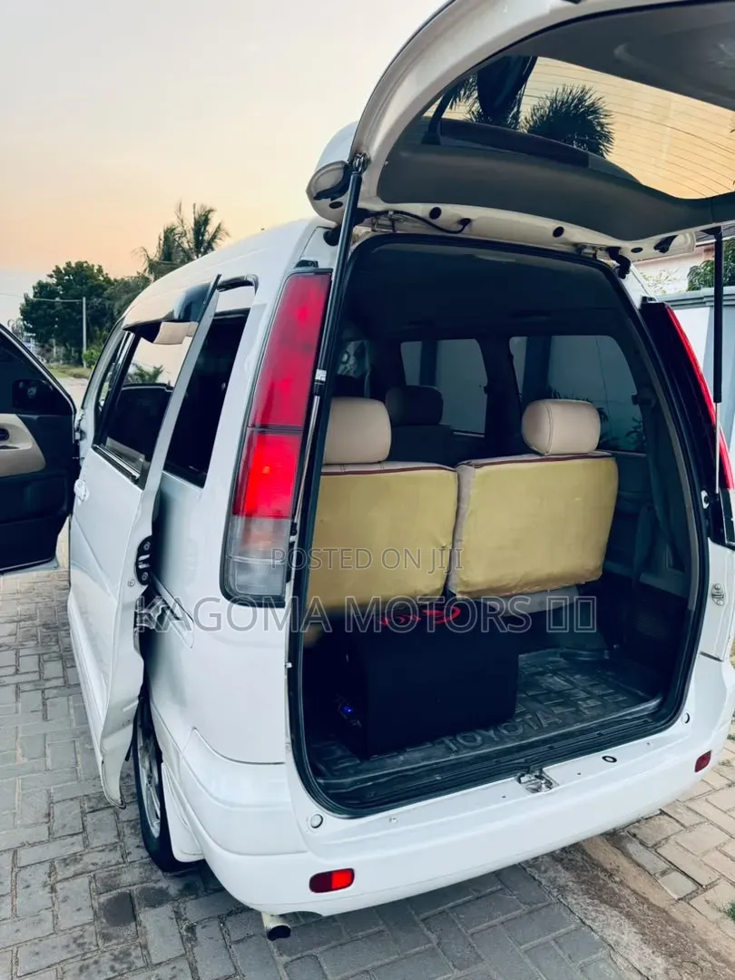 Toyota Noah 2001 White