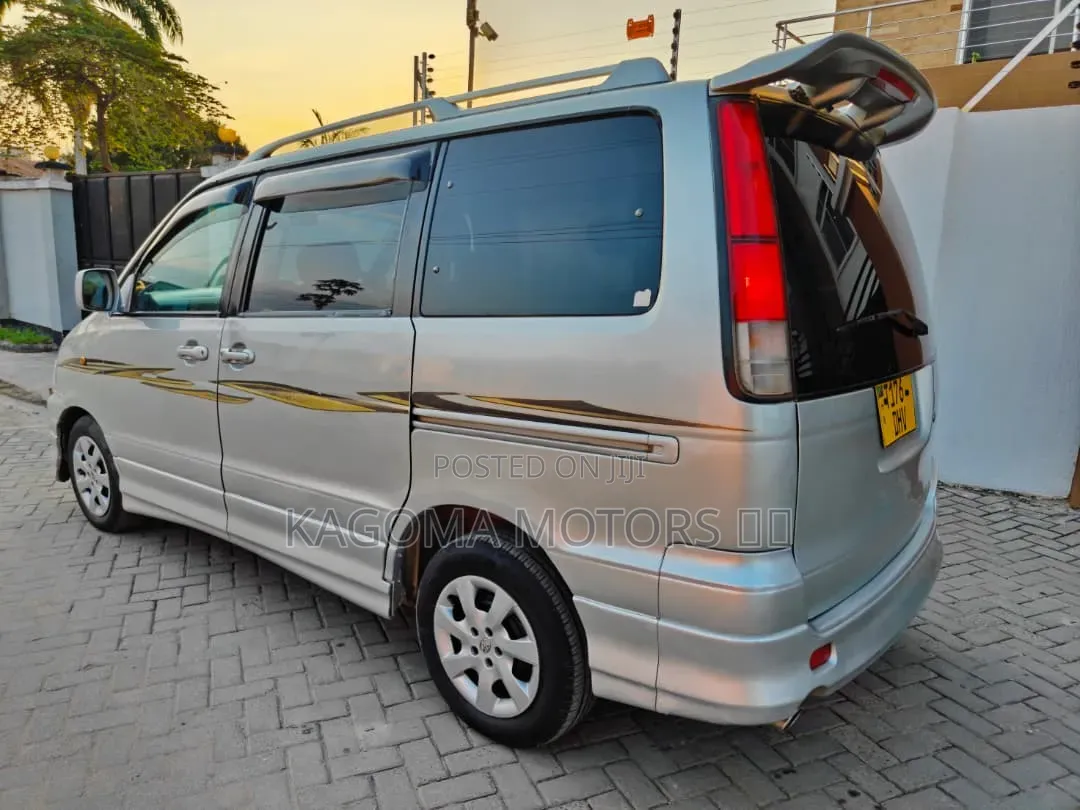 Toyota Noah 2001 Silver
