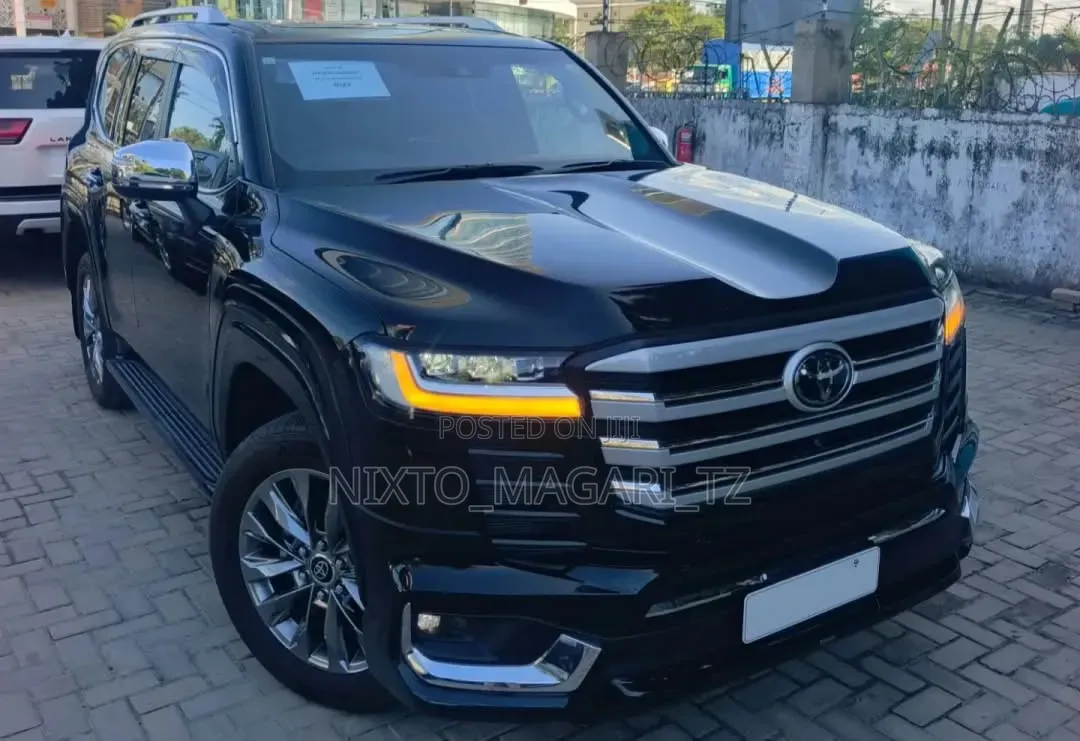 Toyota Land Cruiser LC300 2023 Black