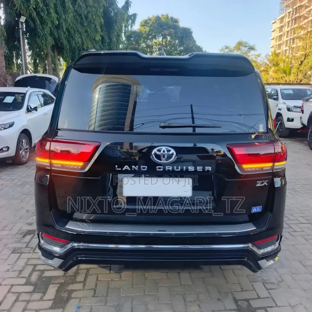 Toyota Land Cruiser LC300 2023 Black