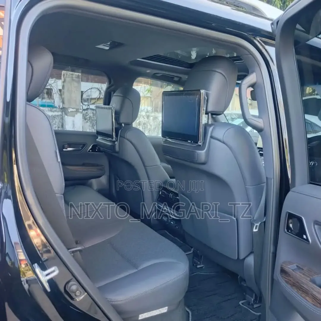 Toyota Land Cruiser LC300 2023 Black