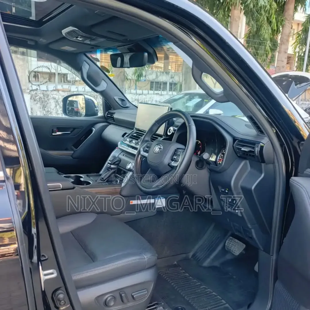 Toyota Land Cruiser LC300 2023 Black