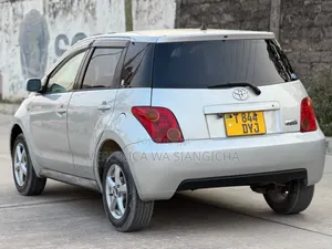 Toyota IST 2004 Silver