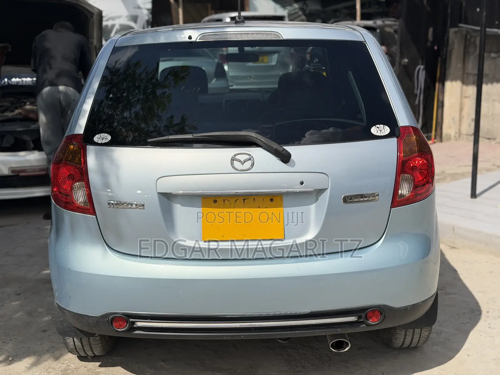Mazda Verisa 2010 Gold