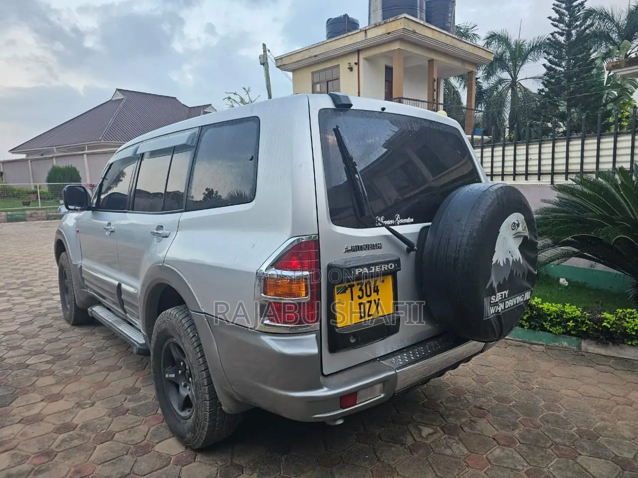 Mitsubishi Pajero 2004 Silver