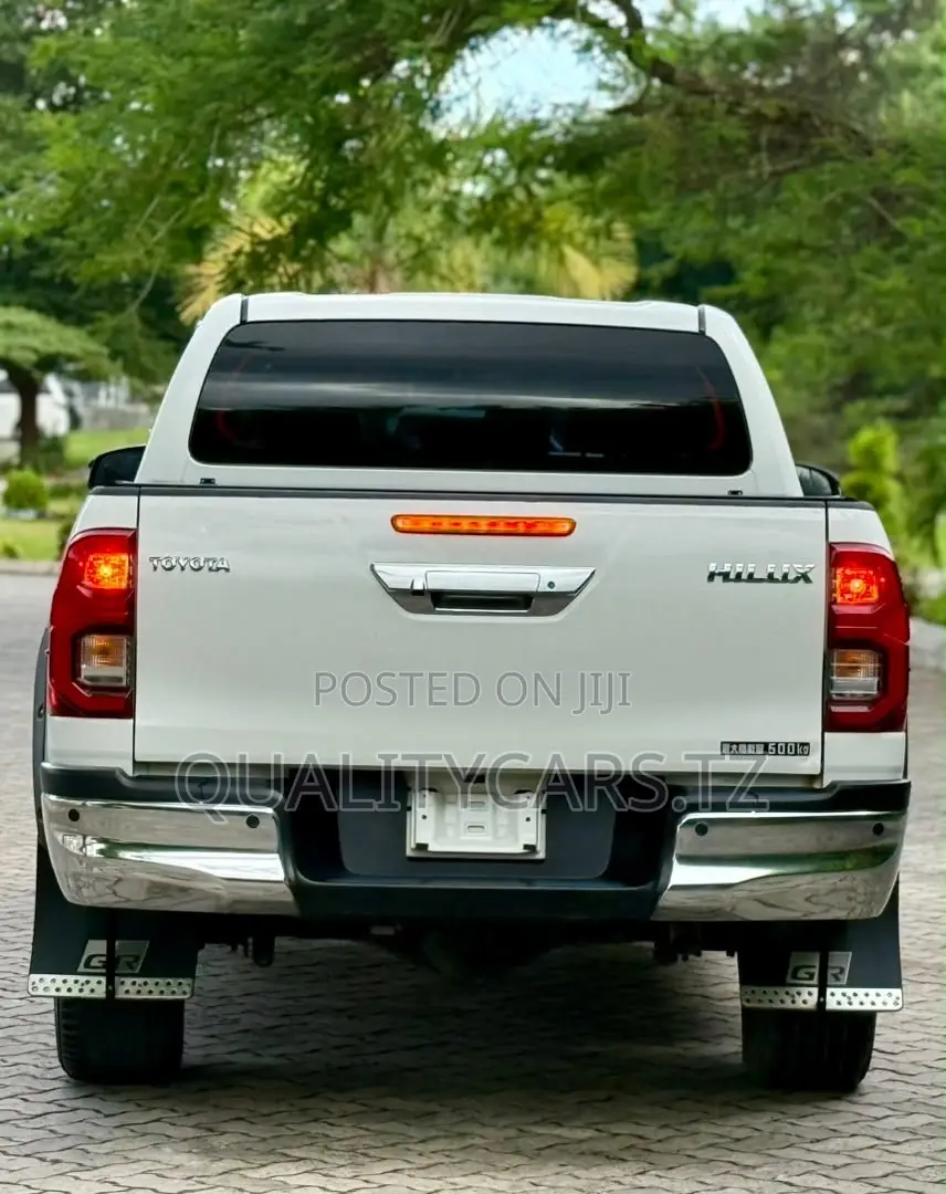Toyota Hilux 2022 White
