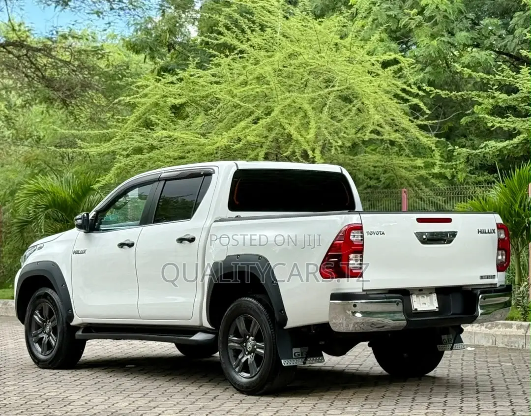 Toyota Hilux 2022 White