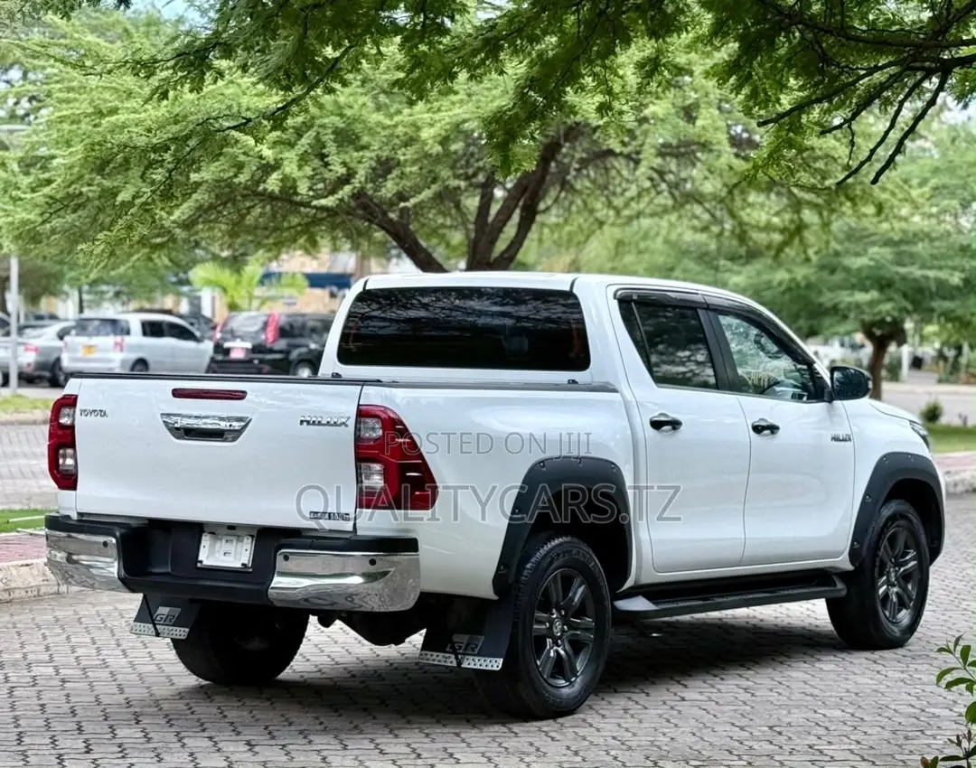 Toyota Hilux 2022 White