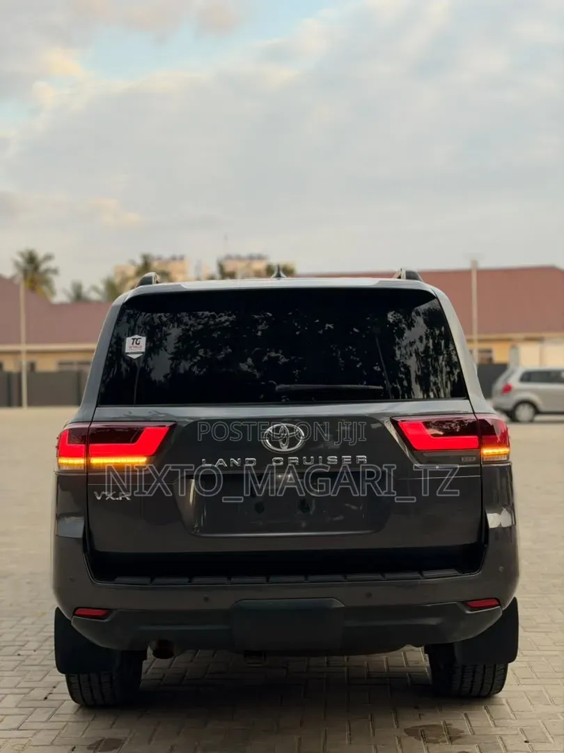 Toyota Land Cruiser 2024 Gray