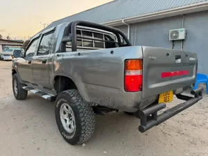 Toyota Hilux 2003 Blue
