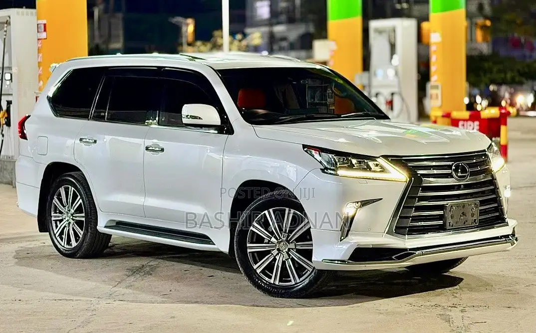 Lexus LX 570 AWD 2017 White