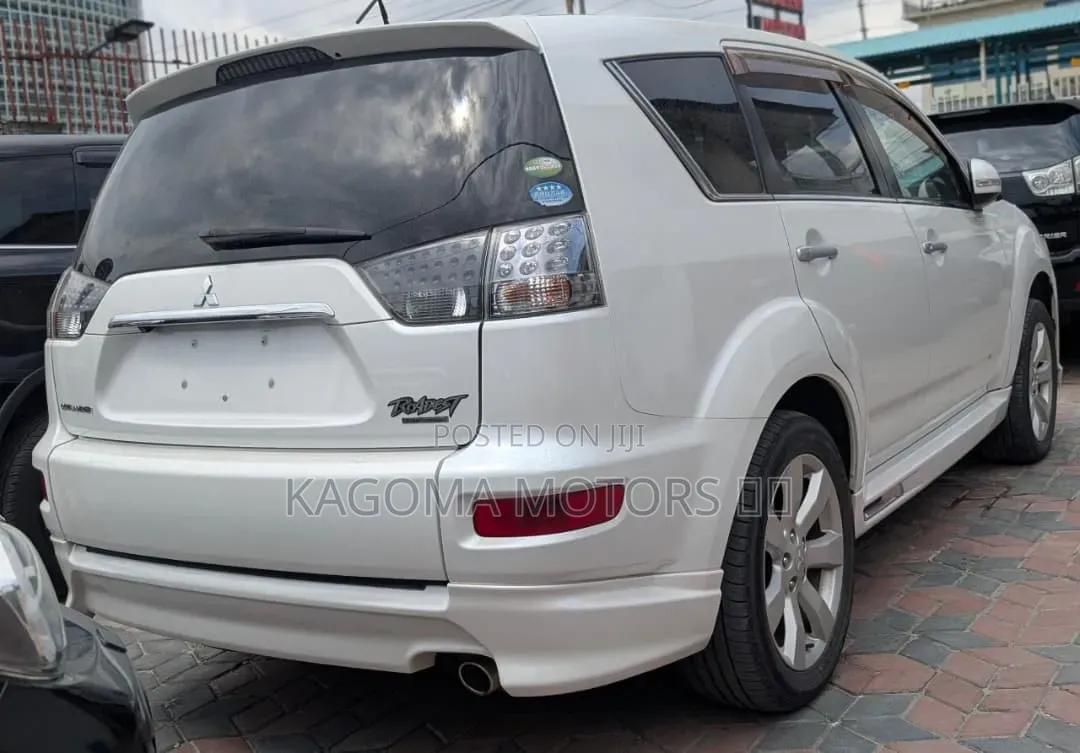 Mitsubishi Outlander 2011 White