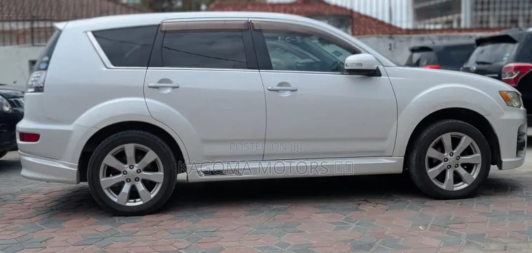 Mitsubishi Outlander 2011 White