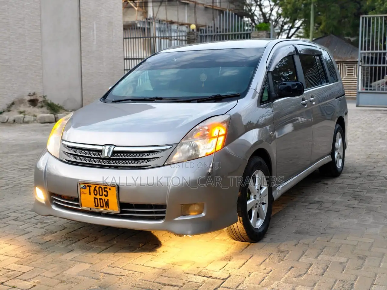 Toyota ISIS 2009 Silver