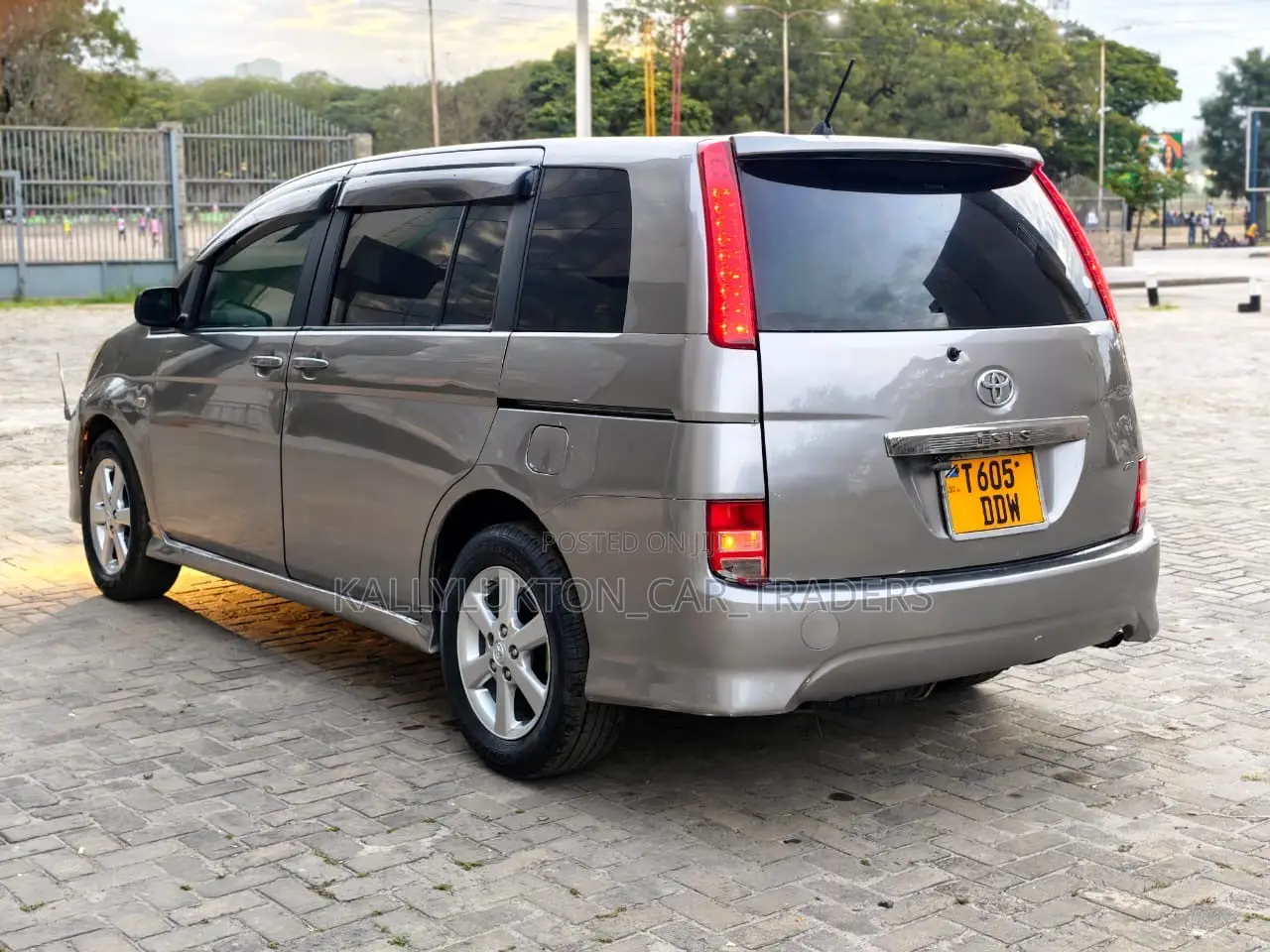 Toyota ISIS 2009 Silver