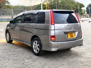 Toyota ISIS 2009 Silver