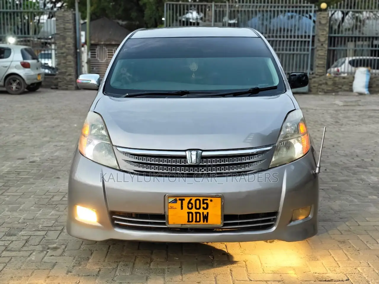 Toyota ISIS 2009 Silver