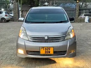 Toyota ISIS 2009 Silver