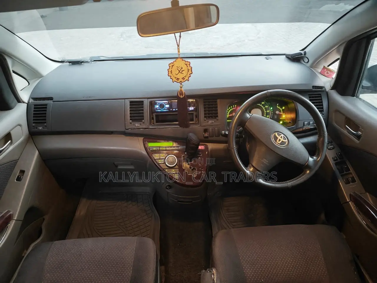 Toyota ISIS 2009 Silver