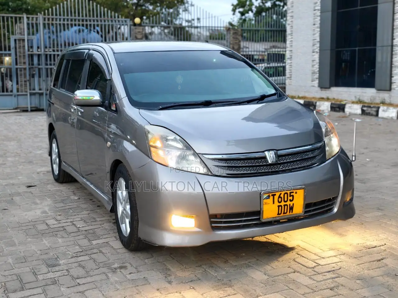 Toyota ISIS 2009 Silver