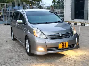 Toyota ISIS 2009 Silver