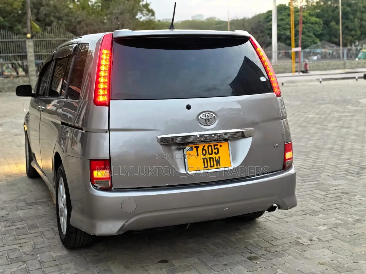 Toyota ISIS 2009 Silver