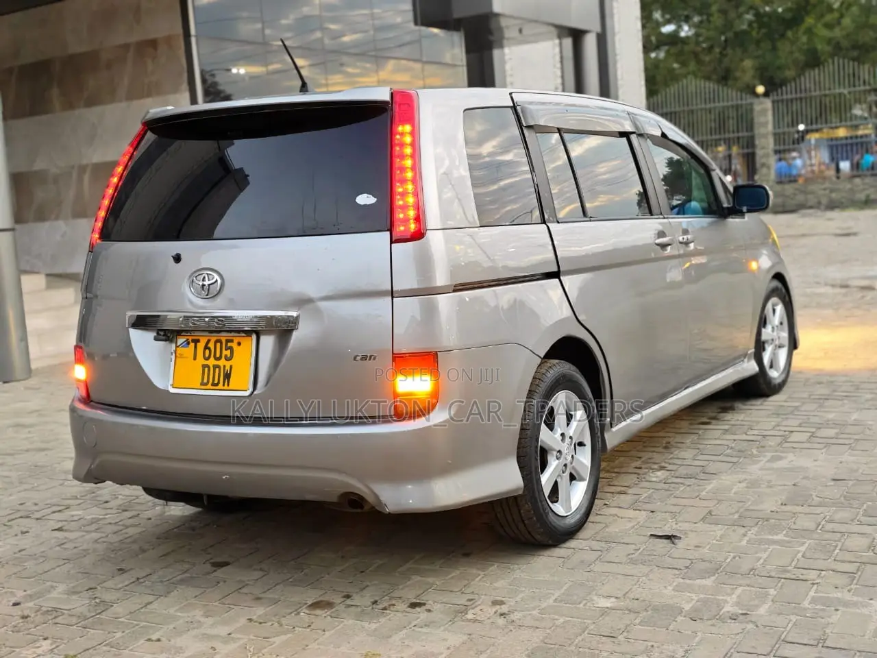 Toyota ISIS 2009 Silver