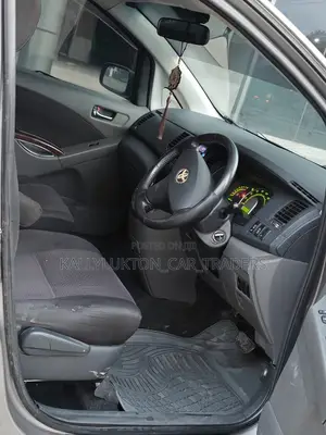 Toyota ISIS 2009 Silver