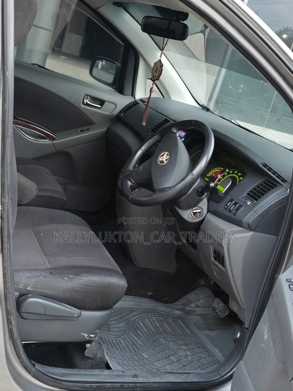 Toyota ISIS 2009 Silver