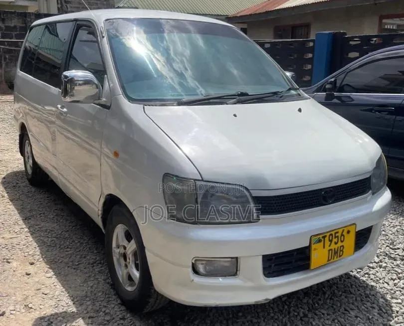 Toyota Noah 2001 Silver