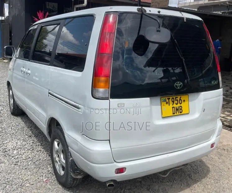 Toyota Noah 2001 Silver