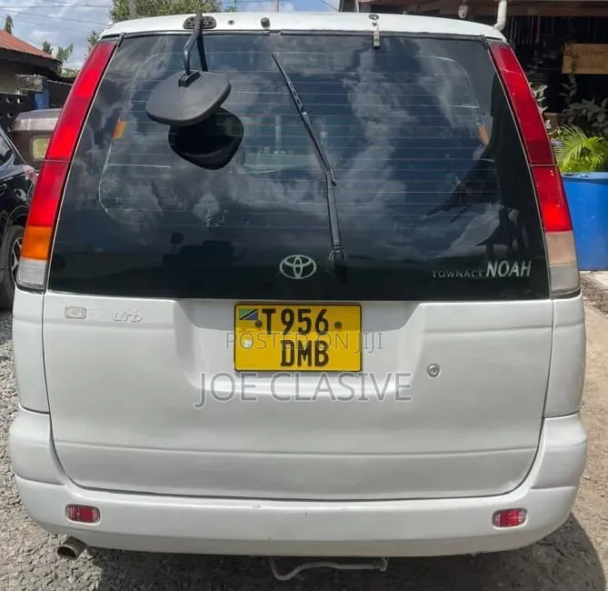 Toyota Noah 2001 Silver