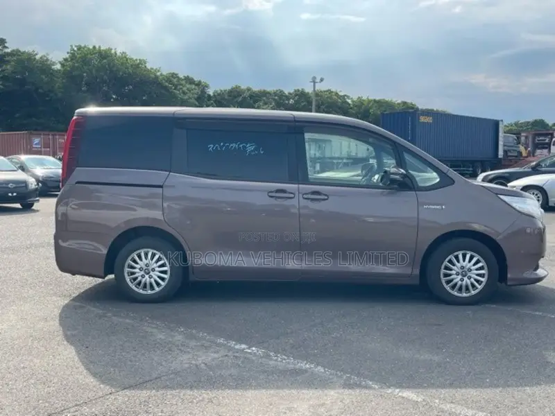 Toyota Noah 2014 Beige