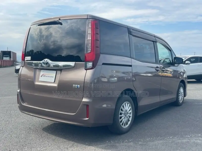 Toyota Noah 2014 Beige